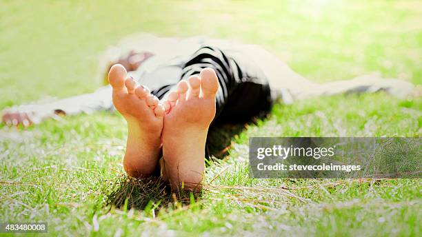 bare feet in grass - mens bare feet stockfoto's en -beelden