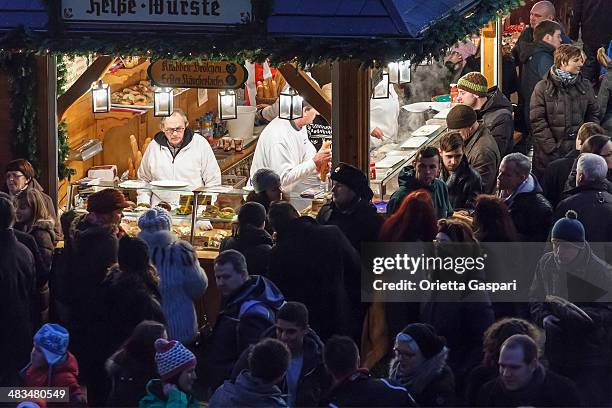 weihnachtsmarkt in den hauptplatz, nürnberg - imbissbude stock-fotos und bilder