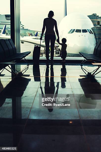 madre e figlio in aeroporto - aeroporto internazionale di francoforte foto e immagini stock