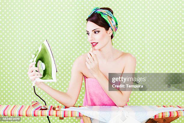 haus frau am frühen morgen multitasking, humor. - ironing stock-fotos und bilder
