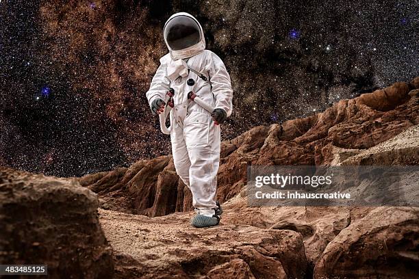 astronauta pasos de mars o la luna - astronauta fotografías e imágenes de stock