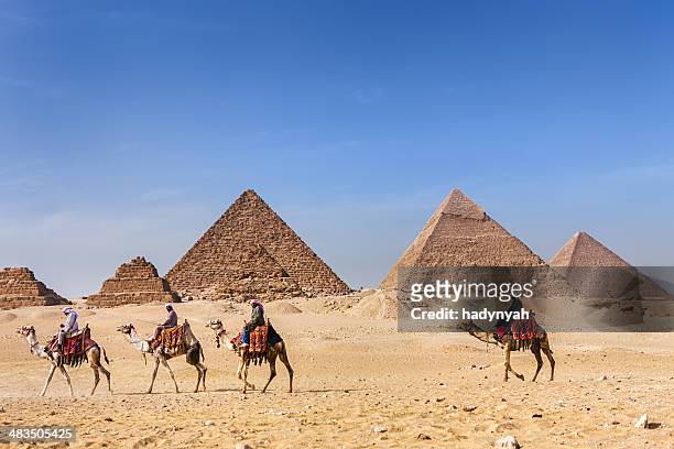 bedouins y las pirámides - giza fotografías e imágenes de stock
