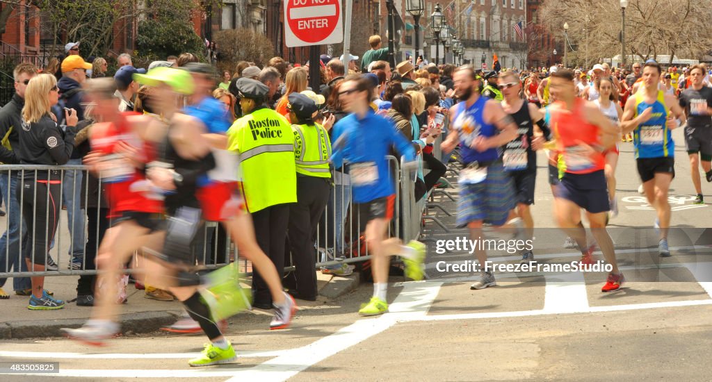 Boston Marathon Läufer 2013 @Meile 26 mit Boston Polizei