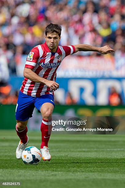 Diego Ribas of Atletico de Madrid controls the ball during the La Liga match between Club Atletico de Madrid and Villarreal CF at Vicente Calderon...