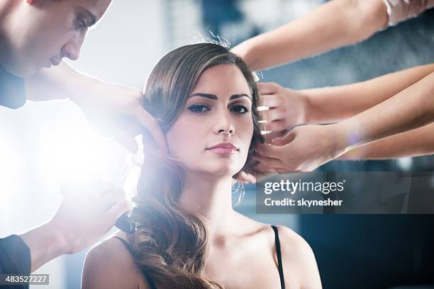 teamarbeit im friseursalon. - at hairdresser stock-fotos und bilder