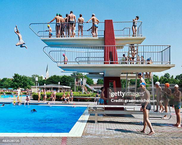 piscina esterna - piattaforma dei trampolini foto e immagini stock