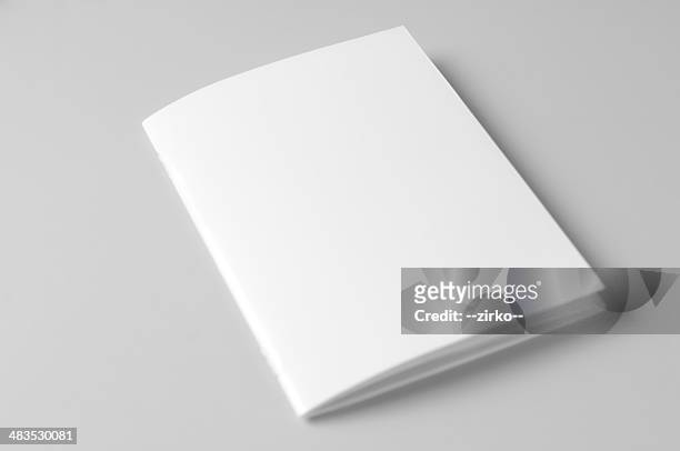 vuoto brochure su sfondo bianco - vuoto foto e immagini stock