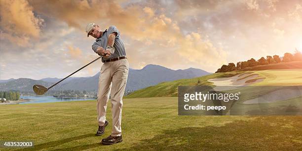 golf altalene al tramonto - golf swing foto e immagini stock