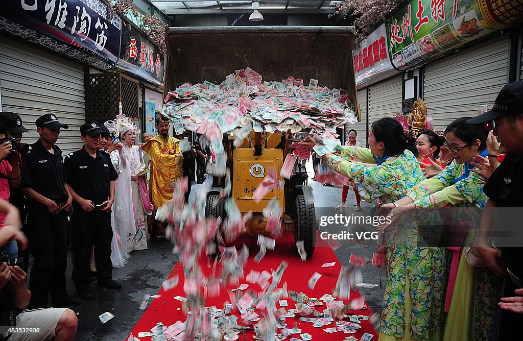 Bulldozer Collects Money Paid By Tourist Voluntarily After Performance In Hangzhou