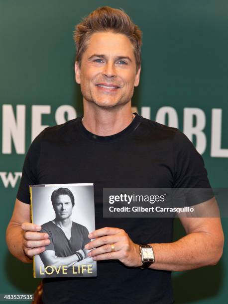 Hi Rob Sign 54 Rob Lowe Signs Copies Of His Book Love Life Stock Photos, High-Res ...