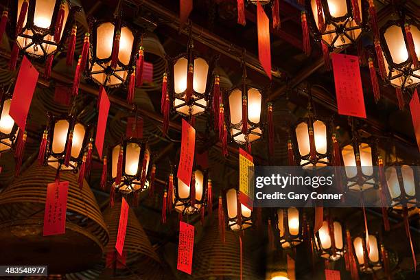 lanterns and incense coils at man mo temple - templo de man mo - fotografias e filmes do acervo