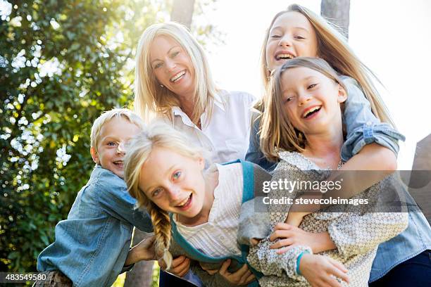 familie im garten spielen. - familie mit vier kindern stock-fotos und bilder