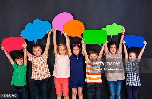 speech bubbles - boy holding picture cut out stockfoto's en -beelden