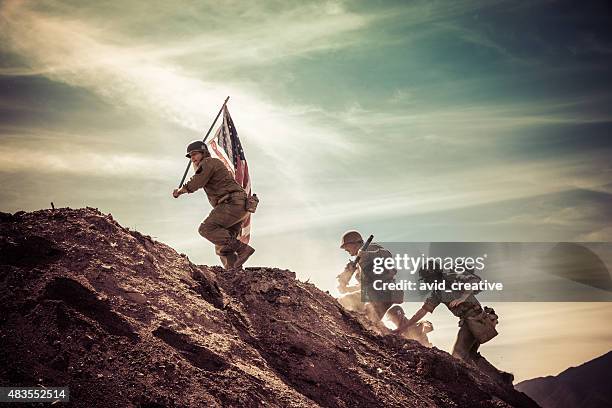 soldati della seconda guerra mondiale che una collina - seconda guerra mondiale foto e immagini stock