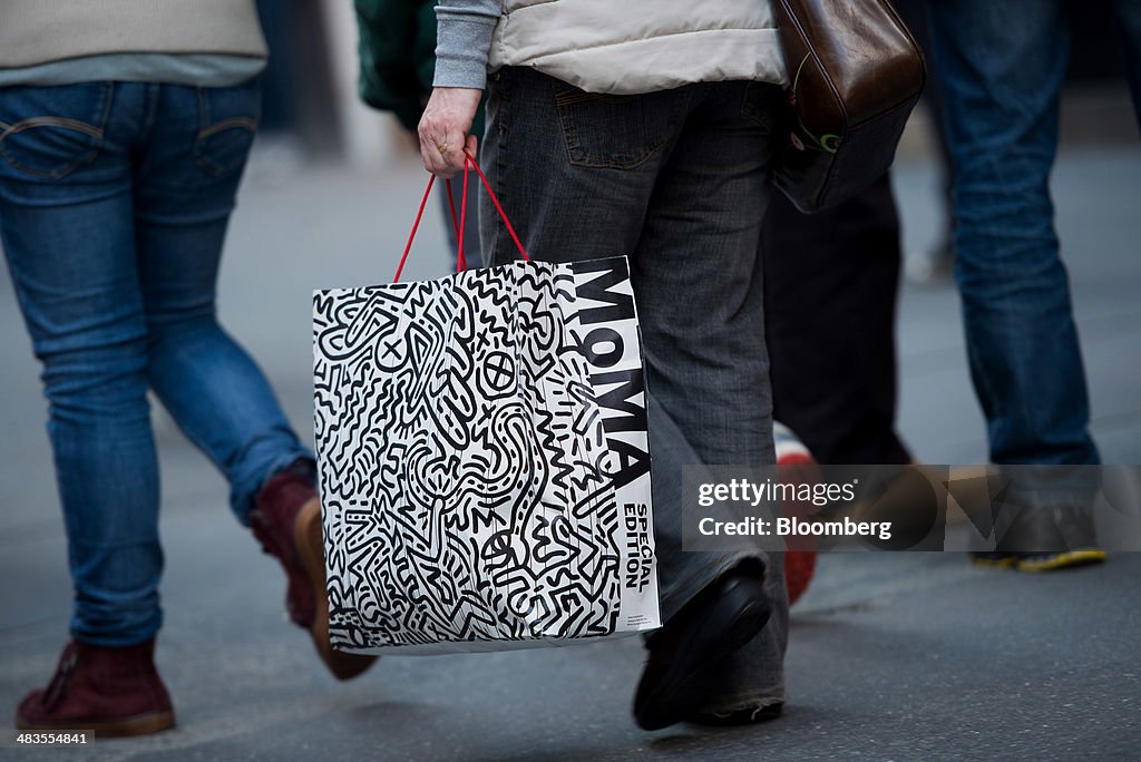 Shoppers On Fifth Avenue Ahead OF Consumer Comfort Figures
