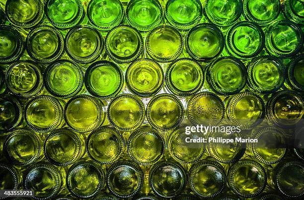 wall of empty green wine bottles - bottle photos et images de collection