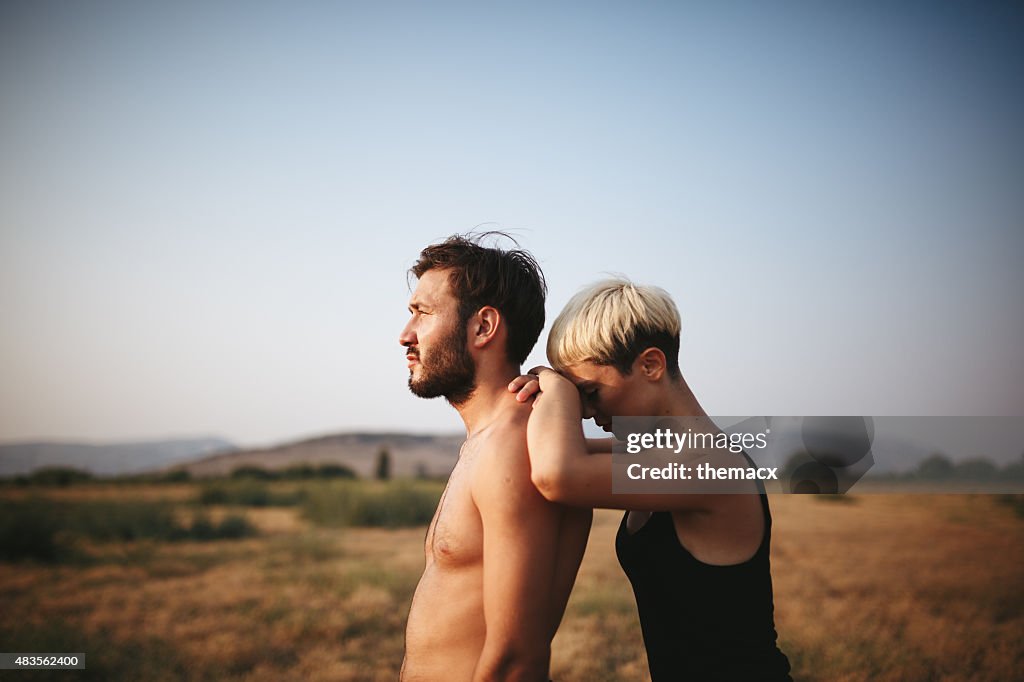 Junges Paar posieren auf dem Feld