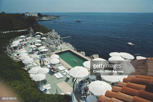 Guests around the swimming pool at the Hotel du Cap-Eden-Roc in Antibes on the French Riviera, August 1978.