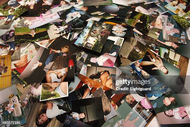 unorganized haufen von fotos von einem kleinen mädchen leben - foto stock-fotos und bilder