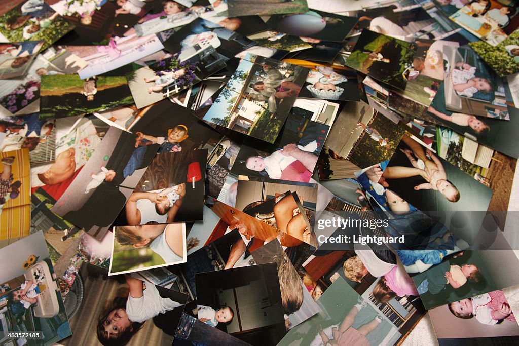 Unorganized pila di foto di una bambina di vita