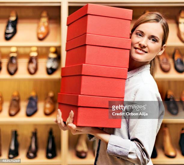 shoe store - mode verkäuferin stock-fotos und bilder
