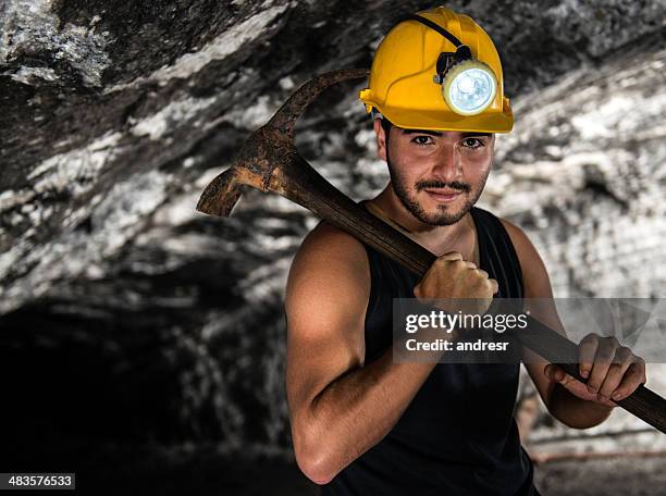 minero en una mina - mine shaft fotografías e imágenes de stock