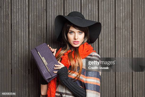otoño retrato de moda de mujer joven usando poncho y sombrero - bolso marrón fotografías e imágenes de stock