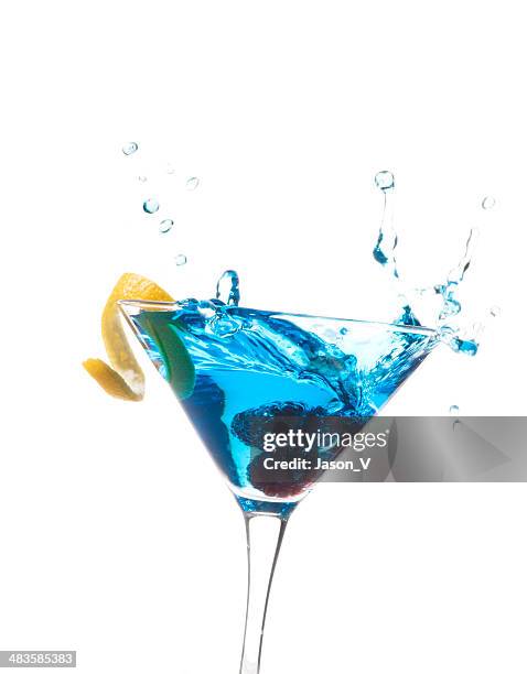 himbeer splash-blau - blue martini glasses stock-fotos und bilder