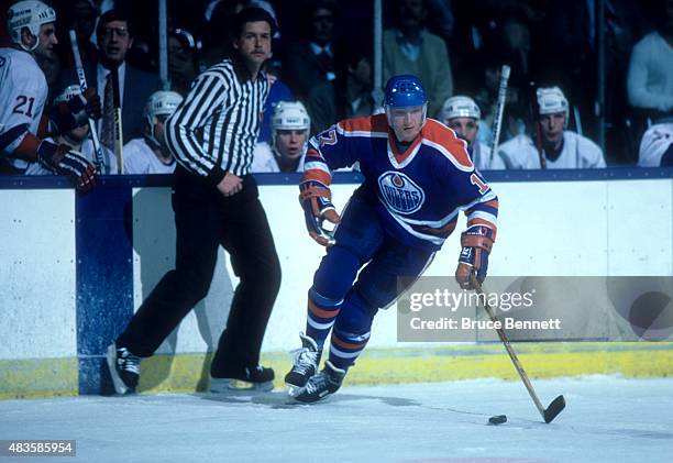 Jari Kurri of the Edmonton Oilers skates with the puck during an NHL game against the New York Islanders on March 29, 1986 at the Nassau Coliseum in...