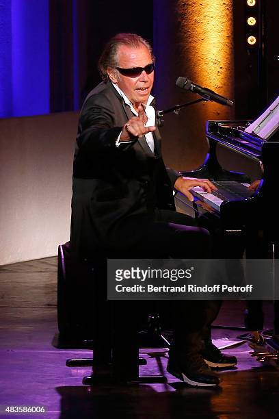 Humorist Michel Leeb imitates Ray Charles in his 'Michel Leeb Part en Live !' show, accompanied by the music band 'The Messangers', during the 31th...
