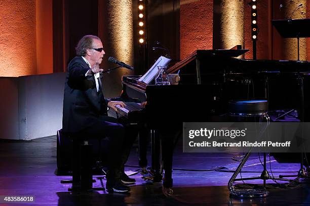 Humorist Michel Leeb imitates Ray Charles in his 'Michel Leeb Part en Live !' show, accompanied by the music band 'The Messangers', during the 31th...