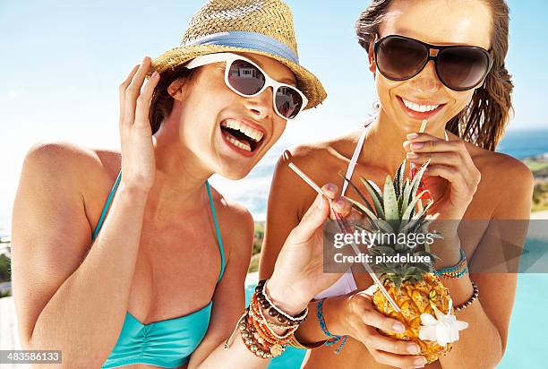 cocktails am pool - tropische frucht stock-fotos und bilder
