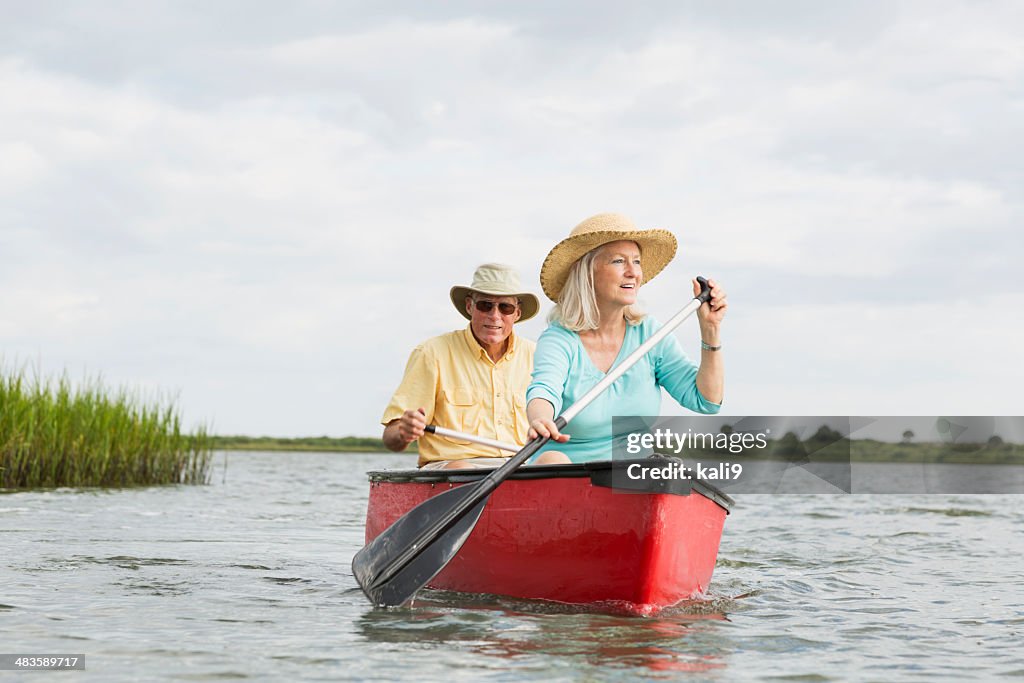 Senior par de paseos en canoa por canal Intracoastal waterway, Florida