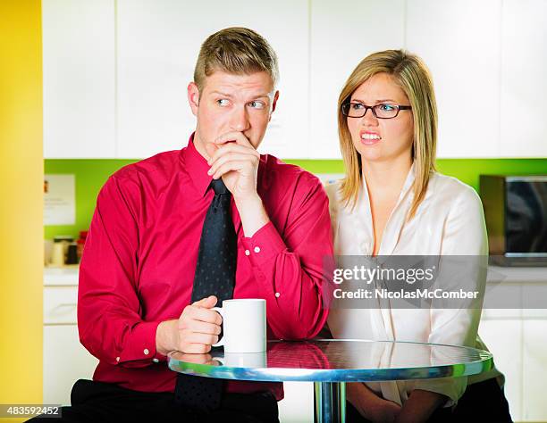 i colleghi di criticare colleghi durante la pausa caffè - crudeltà foto e immagini stock