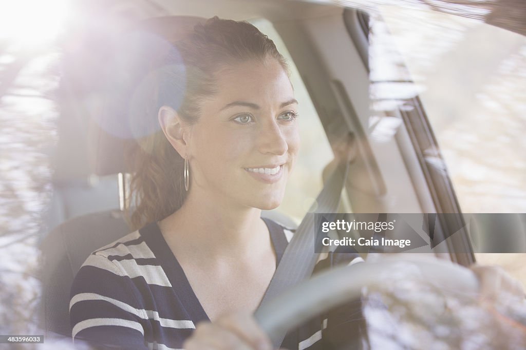 Mulher sorridente condução de Carro