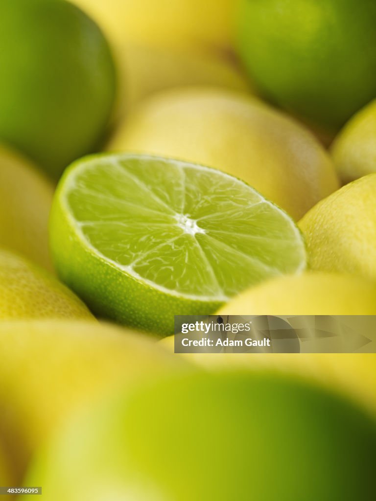Extremo close-up de limões lime entre fatias