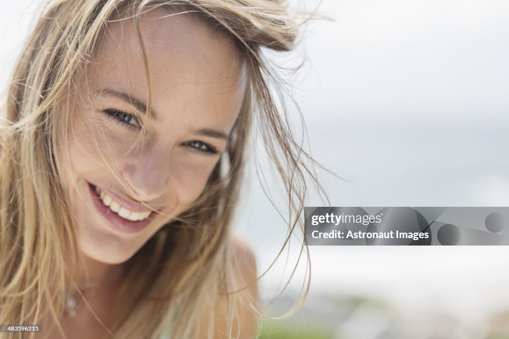 Gros plan portrait de femme souriante