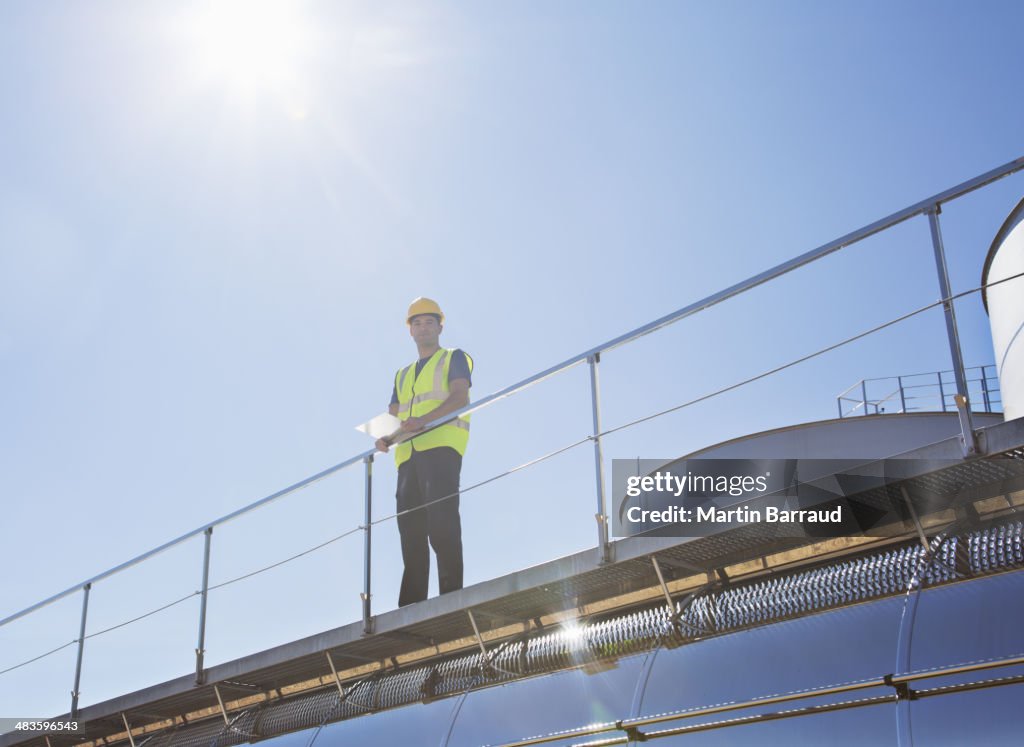 Arbeiter auf der Plattform über Milchtanker