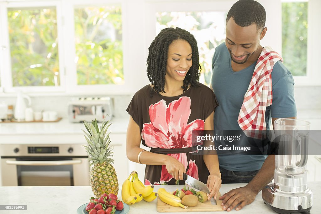 Casal cortar a fruta seguinte para Misturador de Cozinha