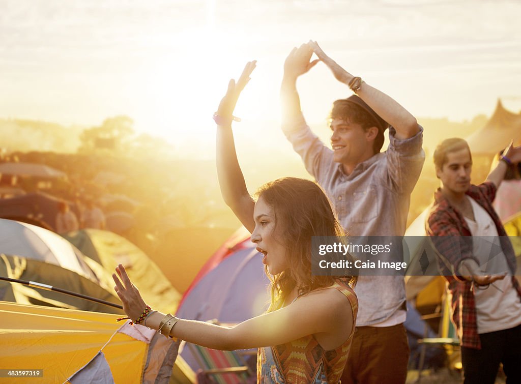 Freunde tanzen außerhalb Zelte im music festival