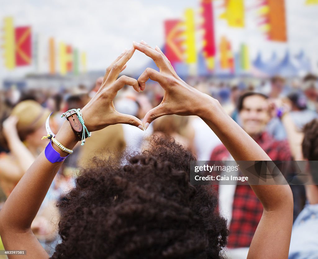 Frau bilden Herz-Form mit Händen im music festival