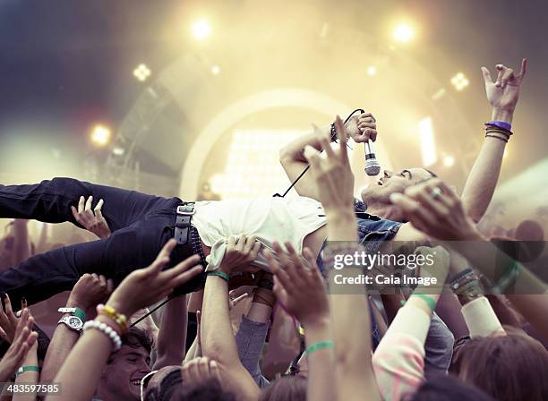 darstellender künstler crowd surfing an music festival - crowd surfing stock-fotos und bilder