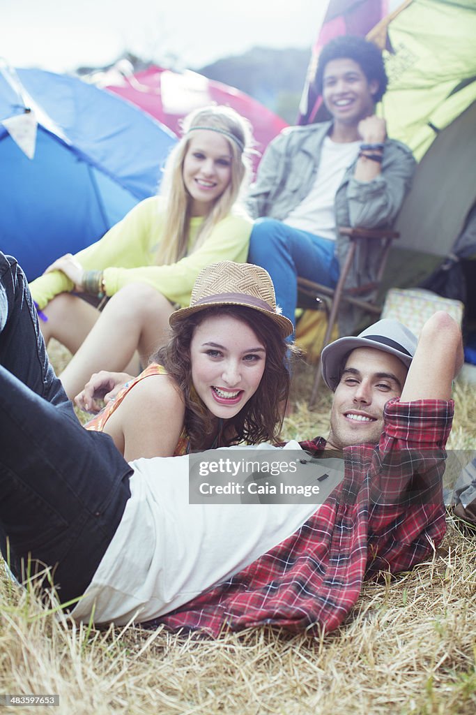 Retrato de amigos sair fora de tendas no festival de Música