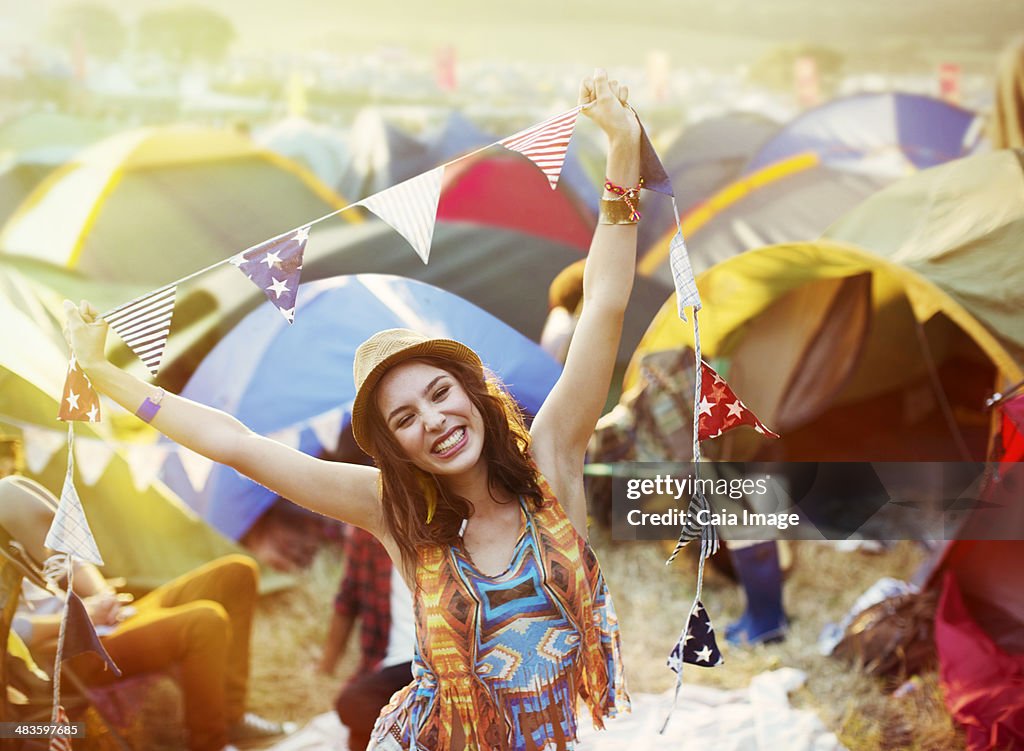 熱心な女性のポートレート屋外テントで音楽フェスティバル