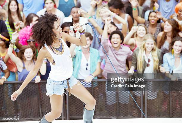 fans jubeln für ausübende künstler singen auf der bühne im music festival - the weekend singer stock-fotos und bilder