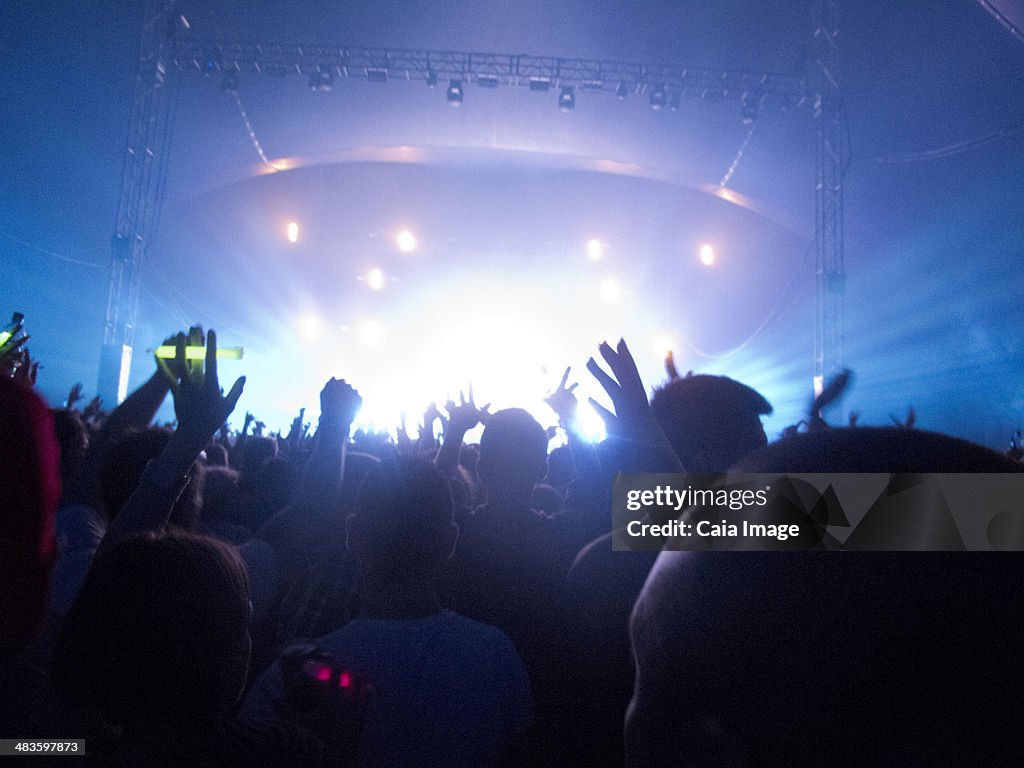 Silhueta de multidão no festival de música de Palco