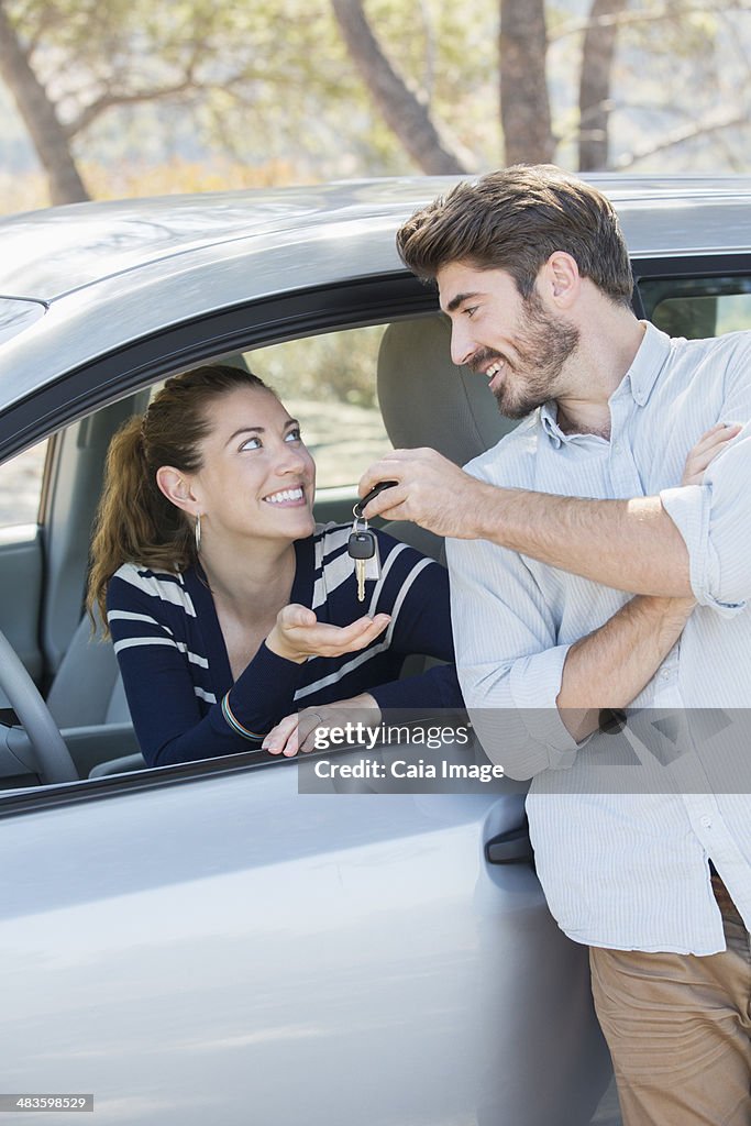 Homme femme offrant les clés de voiture