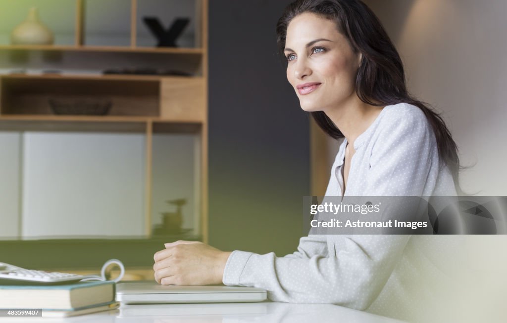 Confiante mulher sentada à Mesa