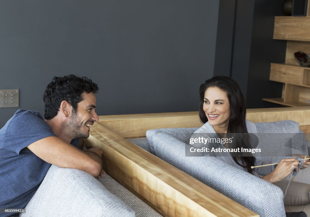 Casal a falar na sala de estar