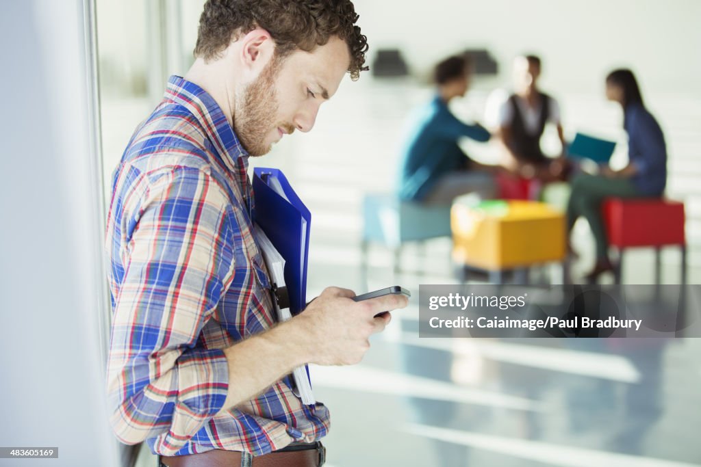 Empresário verificar telefone celular fora Reunião